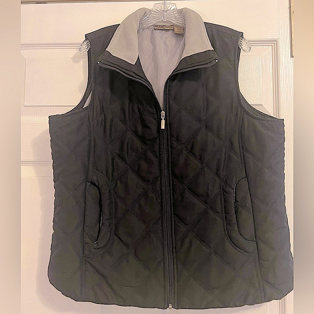 Jane Ashley Black Zip Quilted Vest w/Side Pockets & a Grey Collar & Lining